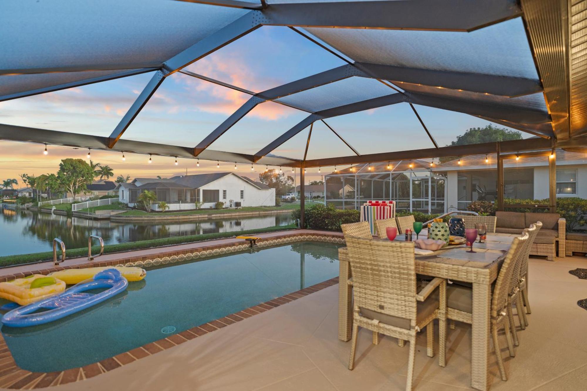 Serenity Waterfront Villa With King Suite, Private Pool, Great Lanai Enclosure And Long Water Views Cabo Coral Exterior foto